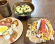 散らし寿司を盛り付けています